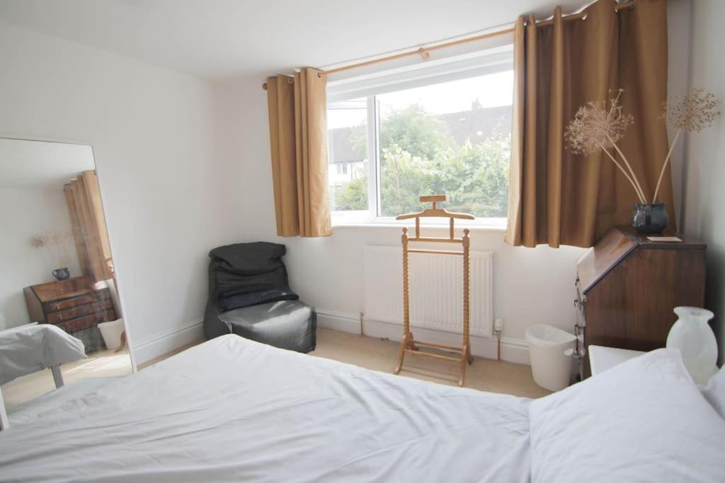 Secluded 2 Bed Flat *